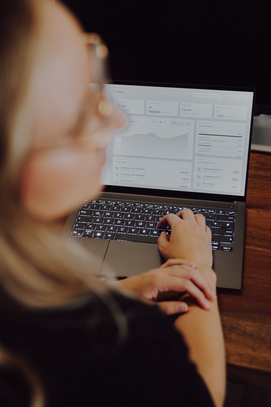 Anna Voth prüft am Laptop eine Auswertung mit Diagrammen